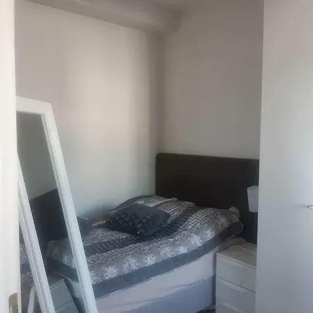 Pieni Moderni Saunallinen Kaksio Keskustan Laehellae *